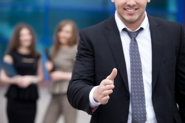 The Best Recruiters Don’t Just Read Resumes — They Read Between the Lines